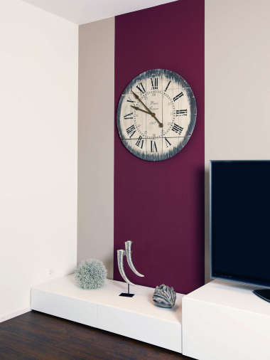 Ein Farbkonzept bringt Pepp ins Wohnen. Dieses schÃ¶ne Manganviolett von kt.color 09.024 wurde partiell als Deko fÃ¼r die Wanduhr aufgemalt. So kann eine lange Wand unterteilt werden und es entsteht eine raffinierte Raumoptik.
