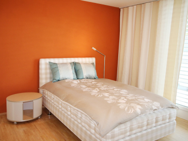 Drei Dinge braucht es um gut schlafen zu kÃ¶nnen: Ein HÃ¤stens Bett in beige, schÃ¶ne VorhÃ¤nge 
