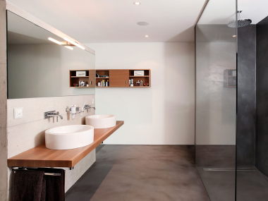 Der moderne Wohnstil im Bad lässt sich am besten mit dem fugenlosen Boden- und Wandbelag naturofloor umsetzen. Er vergrössert den Raum optisch und lässt auch eine individuelle Farbgestaltung zu. Da der Belag auf Weisszementbasis nur 3 mm aufträgt, eign